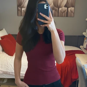 Topp - En jättefin vinröd topp i storlek S. Superskön och passar till allt!