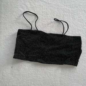 Glitter topp  - Glitter topp från Nelly storlek xs (passar upp till m). 25kr + frakt 