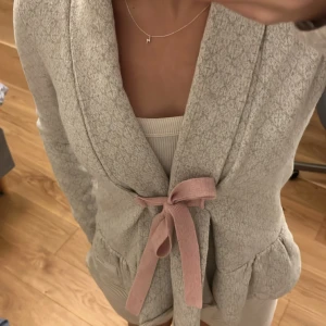 unik kofta - kofta från odd molly🎀ägt den länge men är i nyskick! har ”volanger” längst ner, en unik krage och kan knytas med ett jättegulligt rosa band!💓står typ ingen storlek men sitter fint på mig som har xs