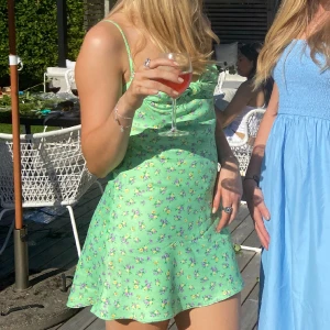 Klänning - Blommig fin klänning. Endast använd en gång❤️ 