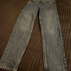 Blå jeans från WEEKDAY, modell Barrel.  Finns i tre Storlekar: 28/32, 28/30 & 27/30. Knappt använda. Som nya.  350kr/ jeans. Nypris: 600kr