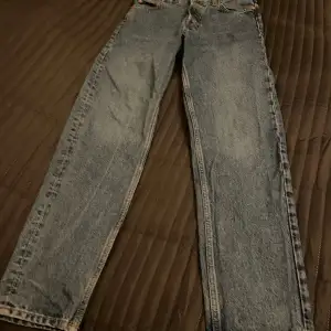 Blå jeans från WEEKDAY, modell Barrel.  Finns i tre Storlekar: 28/32, 28/30 & 27/30. Knappt använda. Som nya.  350kr/ jeans. Nypris: 600kr