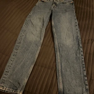 WEEKDAYJeans Barrel 28/32, 28/30, 27/30 - Blå jeans från WEEKDAY, modell Barrel.  Finns i tre Storlekar: 28/32, 28/30 & 27/30. Knappt använda. Som nya.  350kr/ jeans. Nypris: 600kr