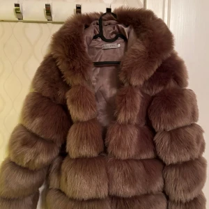 Jacka - Päls jacka från americandreams storlek xs. Knappt använd. Rökfritt. Köptes för 2 499 DKK säljs för 1000kr då kvitto saknas. 