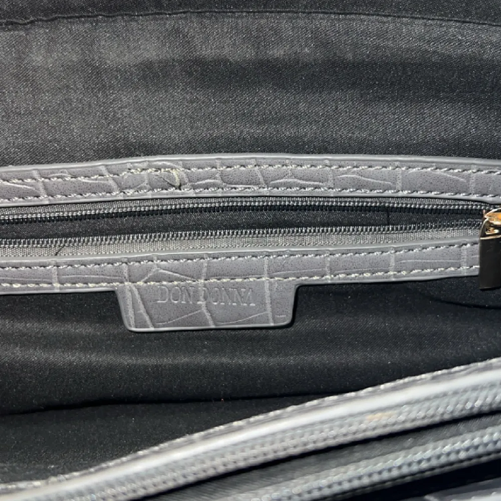 Äkta dondonna väska som är helt ny och jätte mycket saker passar i väskan en dator kan också få plats ❤️❤️. Väskor.