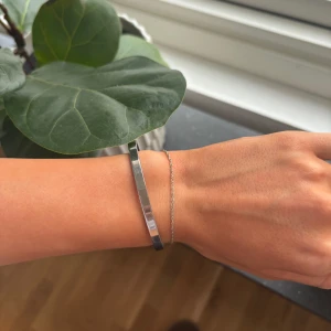 Stålarmband - Stelt armband i rostfritt-stål (går att duscha/sova med då färgen inte kan försvinna), från astrid&agnes. Välanvändt så är lite repigt (går att se på bilderna) men inget som syns om man inte tittar efter det. Nypris:500kr 