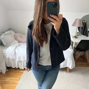 Blå kappa - Kort mörkblå kappa, använt 1 höst, jättefint skick. Fickor finns på sidorna och kragen går att vikas hur mycket man vill