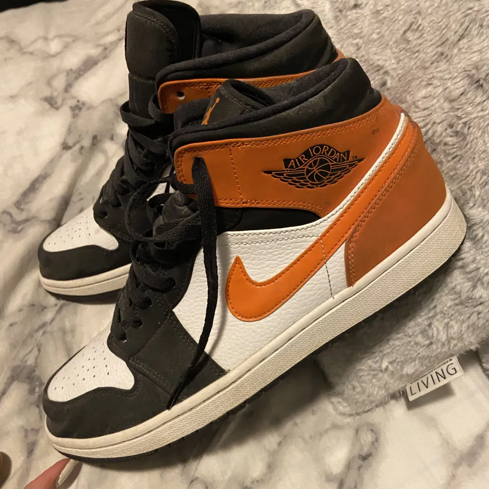 Air Jordan 1 Mid Shattered Backboard.  De är i använt skick med inga skador, smuts kan tvättas bort lätt! (Äkta skor, QR kod finns inne) skriv för mer bilder eller funderingar:). Skor.