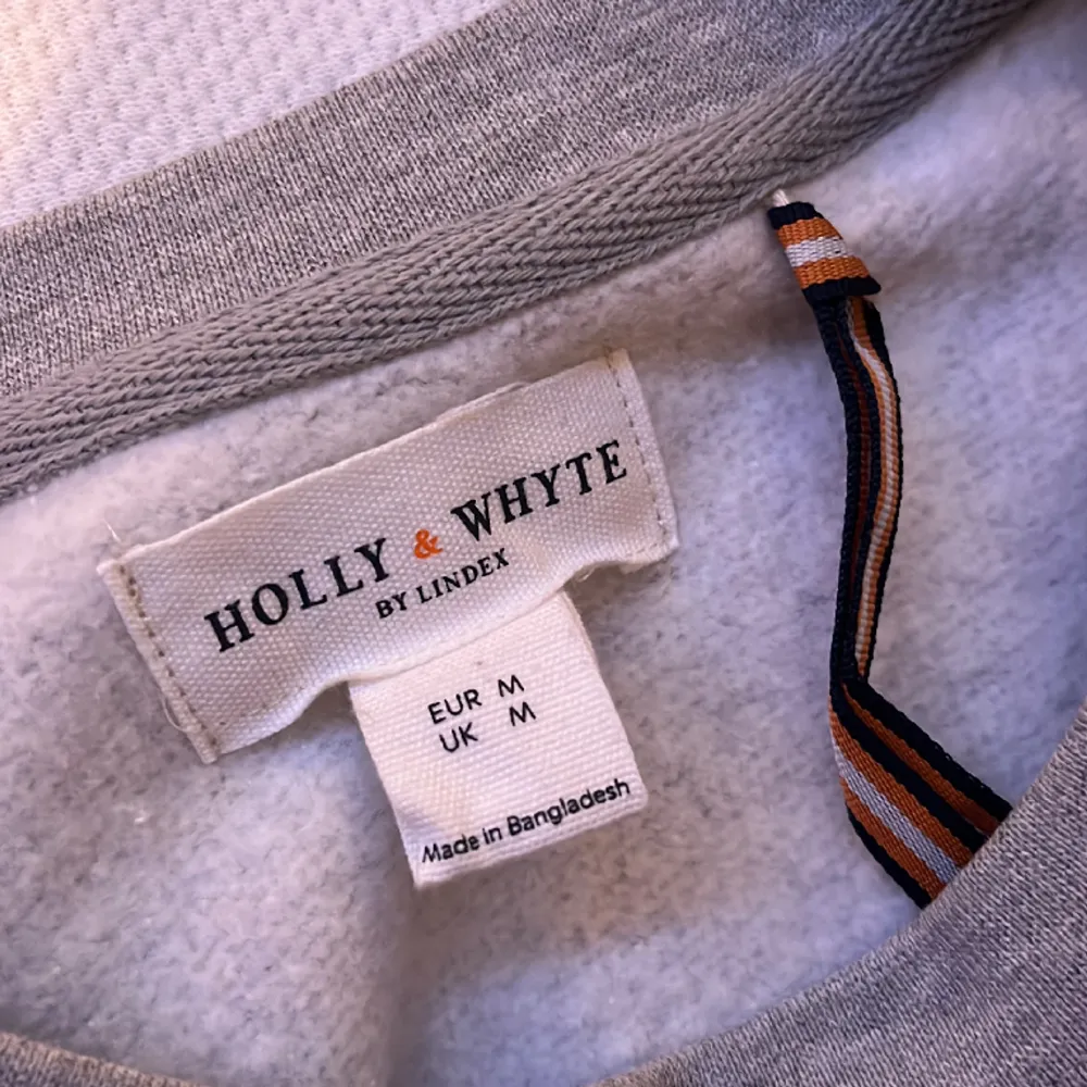  Sweatshirt köpt från Holly White helt ny. Köpte förra året och kom inte till användning. Säljer alltså för att den är för liten och är ganska liten i storleken . Tröjor & Koftor.