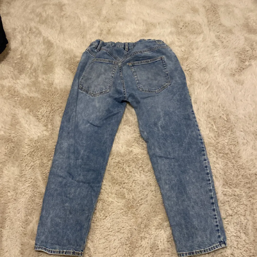 Blåa jeans som är för åldern 10-12. Från Lindex💗. Jeans & Byxor.