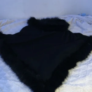 Svart kofta med päls - Säljer denna svarta koftan den är jätte varm och super till vintern om du är osäker och vill se fler bilder är det bara o skriva så sckikar jag fler bilder, storlek S, falsk päls :)