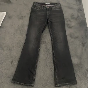 Jeans - Säljer dess jeans då dom inte passar. Jätte snygga köpta för 450. Nästan aldrig använda, pris kan diskuteras ❤️