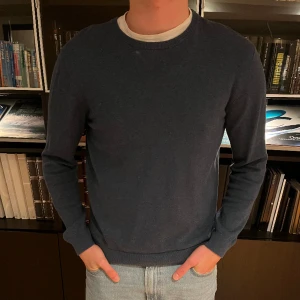 Bläck tröja  - Utmärkt skick av en stickad blå tröja från mq, strl M, jag är 186 Cm