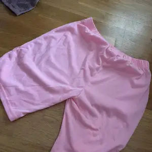 Rosa shorts säljes pga att dom var för stora 