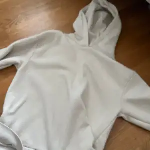 Hoodie i nyskick, säljs för att den var för tajt i armarna 