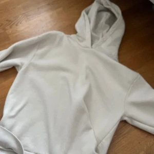 Hoodie - Hoodie i nyskick, säljs för att den var för tajt i armarna 