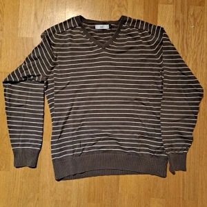 Brun och vit randig tröja - Brun och vit randig stickad tröja. Storlek XL men mer som en L.