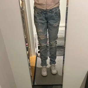 Jeans  - Ljusa jeans från Gina Tricot i strl 28/34. Jeans är i trasig modell. Använda några få gånger. Köparen står för eventuell frakt. 