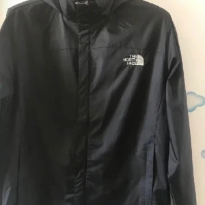The north face tunn jacka  - TJätte bra sick, användt den ett par gånger bara, inga håll, inga märken elle något. Den är i lika bra sick som ny (pris kan diskuteras också)