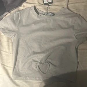 T-shirt  - Hej!! Säljer denna tröja, jag har aldrig provat den, den är jätte fin men tycker inte den passar!
