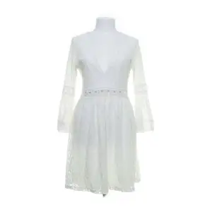 Säljer denna vita klänning från lilie rose köpt på sellpy, perfekt för student eller midsommar, det förekommer små defekter inget märkbart💕