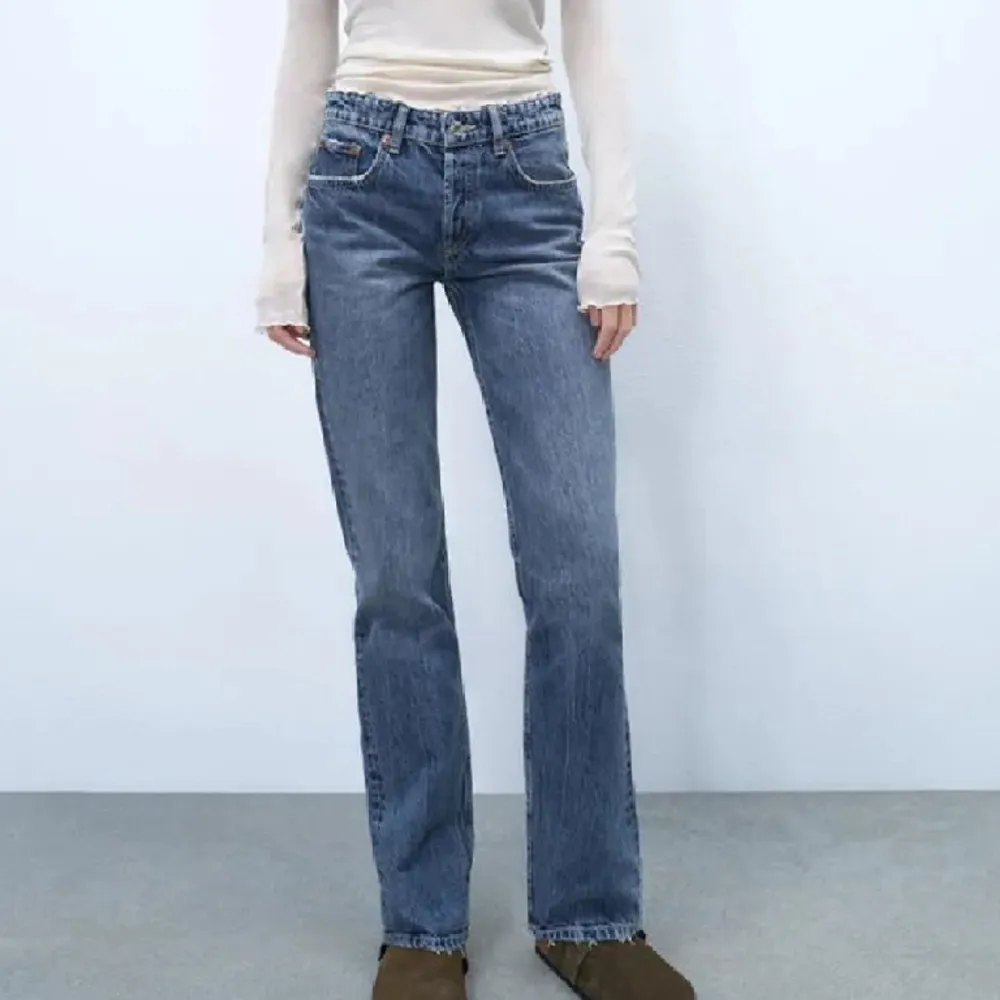 Säljer dessa mid rise jeans från zara i storlek 36💕. Jeans & Byxor.