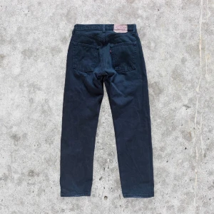 Vintage Levi’s 517 Black Jeans - Ett par najs relaxed Levi’s jeans. Modell 517 och storlek 30/30. Condition 8/10. No stains or marks. Mått: midja 37 cm, innerbenslängd 73 cm och total längd 100 cm 📏