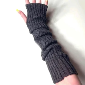 Bruna Torgvantar!  - Säljer nu dessa super fina bruna långa Torgvantarna! Helt nya, alltså inte använda! Frakt tillkommer 42kr❗️🥰