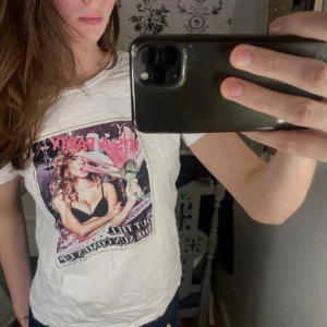 T-shirt  - T-shirt med coolt tyck från Guess, använd en gång. Köpt för 350kr💕