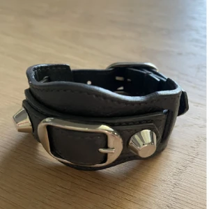 Balenciaga armband - Kollar intresset på ett armband jag nyss köpt! Har det inte med mig för tillfället så fler bilder kan jag återkomma med sennare beroende på när jag är hemma!