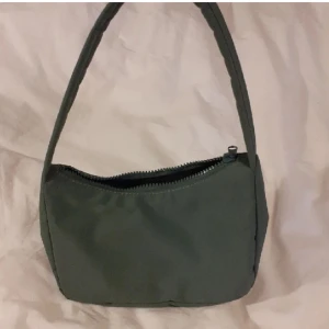 Väska - Säljer denna mörkgröna väska från gina tricot i nyskick för att den tyvärr inte kommer till användning. Hör av dig om du har några frågor eller funderingar!