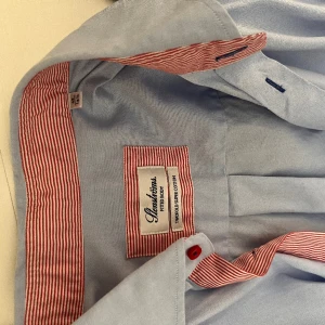 Stenströms skjorta	 - Skorta i strl 42 med passformen "fitted body" i Stenströms "Two folded super cotton".   "Fitted body" är mitt emellan "Regular" och "Slimfit". Passar mig som är 188 cm lång och väger 87 kilo. 