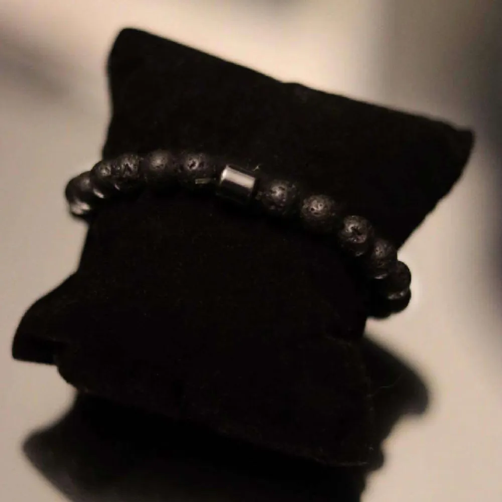 Här har vi två armband i vår kollektion man kan få med svarta lavapärlorna eller vita marmor pärlor🖤💕 man kan få i 15-22 cm (omkrets runt handleden). Accessoarer.