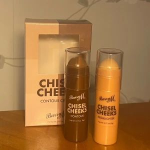 Contour & Highlight Cream Sticks - Ny! Chisel Cheeks Contour och Higlight cream sticks från Barry M🎉  Endast öppnad som på bilden!  Säjer den då jag fick tillgång till en annan, men antar att den är väldigt bra!😍