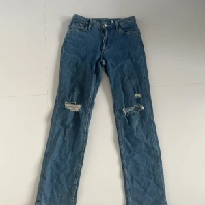 Jeans från hm - Skit snygga jeans som tyvärr har blivit för korta! INGA DEFEKTER! Köpare står för frakt