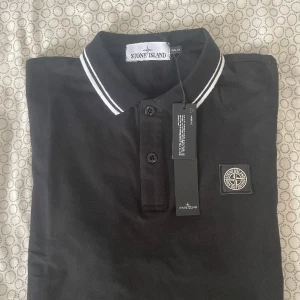 Stone island piké - Stone island Piké. Storlek XXL men lite liten, skulle passa L-XL. Helt ny, tags fortfarande kvar.
