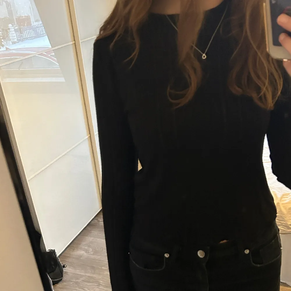 Jättefin svart tröja från bikbok💕💕. Tröjor & Koftor.