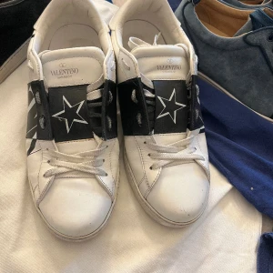 Valentino skor - Säljer dessa sjukt fräscha valentino skor i väldigt fint skick, tillkommer extra laces vid köp! Och givetvis äkta!