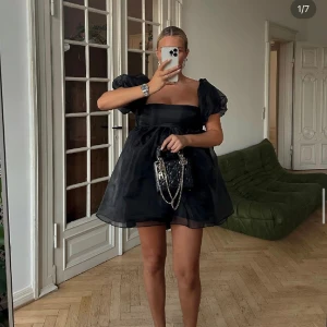 Lojsan Wallin x NAKD  - Lojsan släppte sin kollektion med Nakd nu i jul! Hade på mig den fina klänningen på nyår! Ser dock inte att jag kommer ha användning av den mer, så gör en intressekoll! Har strl 40 men passar mig som har 38. Ordinarie pris:  799kr. Slut på NAKD.