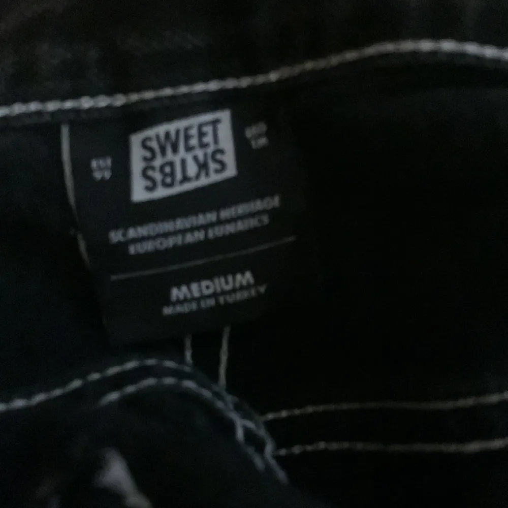 Baggy svarta byxor från junkyard Storlek M  Text på sidan av byxan  Skick: 10/010 - har använt en del men sen fortfarande jättebra ut . Jeans & Byxor.