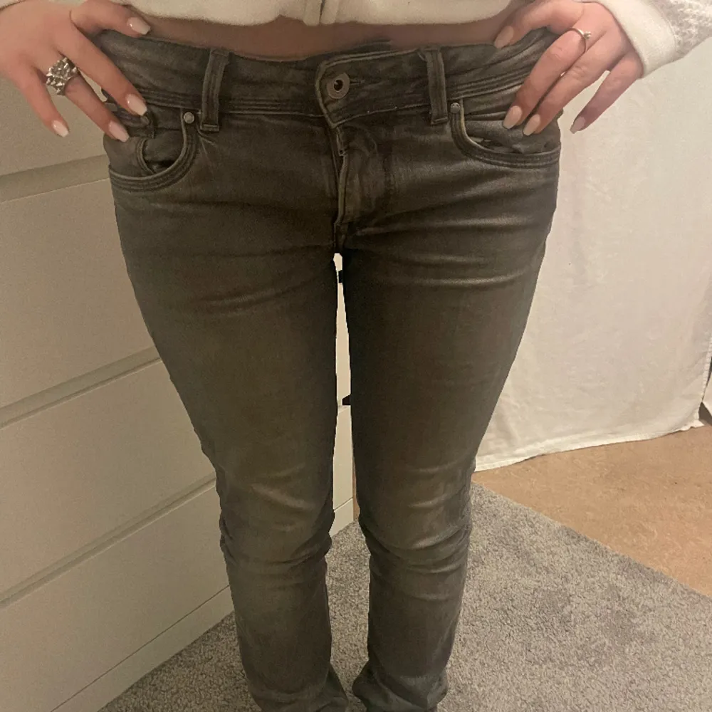 intressekoll på dessa skit snygga pepe jeans 🙏🏼. Som referens så är jag runt 160 och dom är aningen för långa. Skicka gärna in pris förslag !!. Jeans & Byxor.