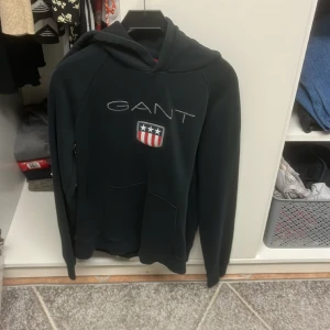 Gant hoodie - Gant hoodie strl 170 men den passar likaväl en xs/s/m då dne är lite oversized oxå.