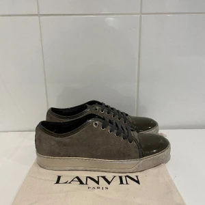Lanvin skor  - Hej! Säljer nu dessa superfina lanvin skor. Skorna är i fint skick 8/10. (Se bild 3) med skorna medföljer dustbag. Uk 6 passar 40-41