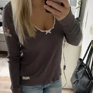 Odd molly tröja - Supersöt Odd molly tröja! Första bilden är lånad men modellen, passformen och färg o detaljer är i princip likadana. Andra bilden är egen! Skriv privat för fler bilder eller funderingar.