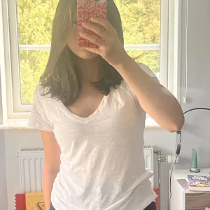 V-ringad tröja - En v-ringad tröja från Lindex. Ej använd, nypris 99kr