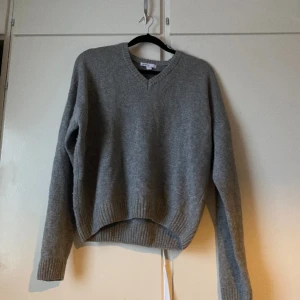 V ringad tröja  - Så skön stickad tröja med v ringning, storlek m men mer som en xs/s❤️