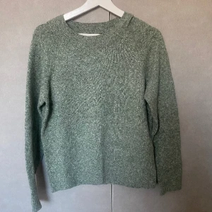 Stickad tröja  - Säljer denna stickade tröja då den inte kommer till användning, fint skick💚