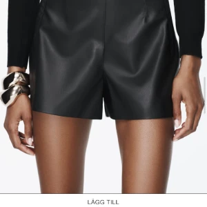 Skinn shorts - Helt oanvända skinnshorts ifrån zara med lappen kvar. Strl S💕 köpt för 330kr. Köpare står för hela frakten