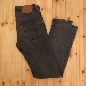 Levis 502 30/32 - Väldigt lika de populära levis 511. Jeansen har några små håll men inget som märks. W30 och L34. Sitter bra på nån som är runt 180. Nypris 1 099kr, mitt pris 350kr. Hör av er om ni har några funderingar. Pris kan diskuteras vid snabbt köp /mvh Teo