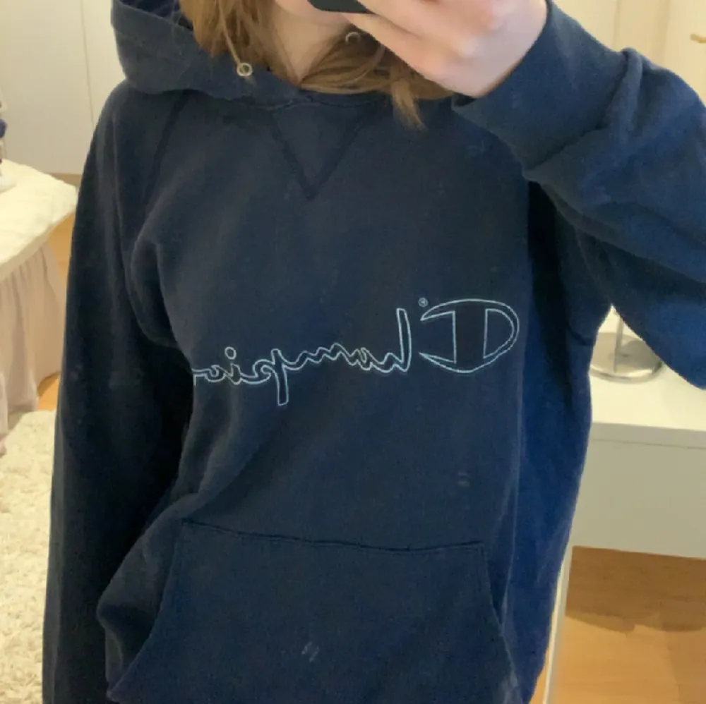 Jättefin marinblå hoodie från Champion💕 Säljs för att den inte används längre, kontakta mig för fler bilder, frågor och intresse!. Hoodies.